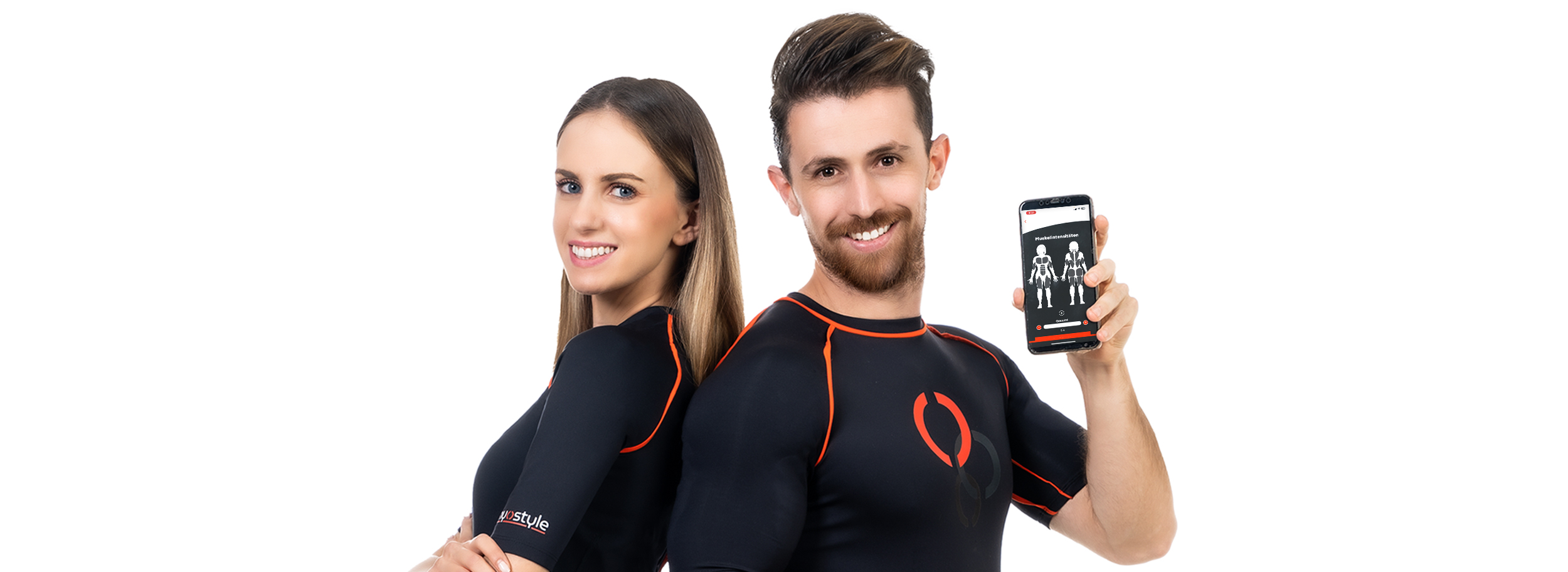 Ein Mann und eine Frau tragen einen kabellosen EMS-Trainingsanzug von myostyle. Der Mann hält ein Smartphone mit der EMS-Trainings-Smart-App in der Hand.